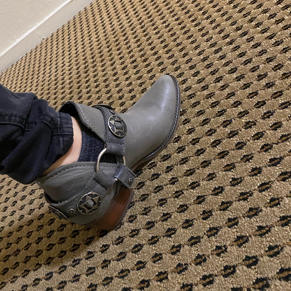 Steve Madden Aces Grey Leather Bootie size 6.0
